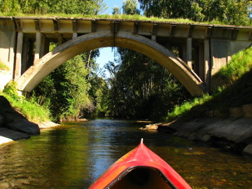 Buvusio siaurojo geležinkelio tiltas per Aisetos upę, ties Kiauneliškiu