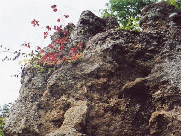 Скала Ожку Пячиус на берегу реки Вяркне