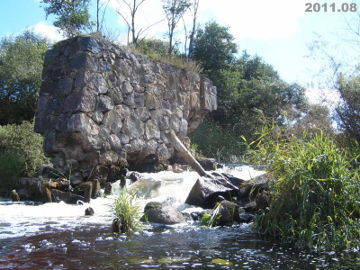 Река Вижуона. Остатки плотины у г. Вижуонос